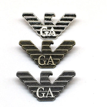 Adler-Metall-Pant-Tag, Gunmetal/Bronze, mit „GA“-Emblem und Loch