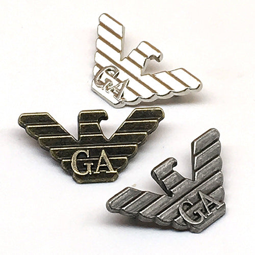 Adler-Metall-Pant-Tag Set, silber, gunmetal und bronze, mit „GA“-Emblem und Löchern
