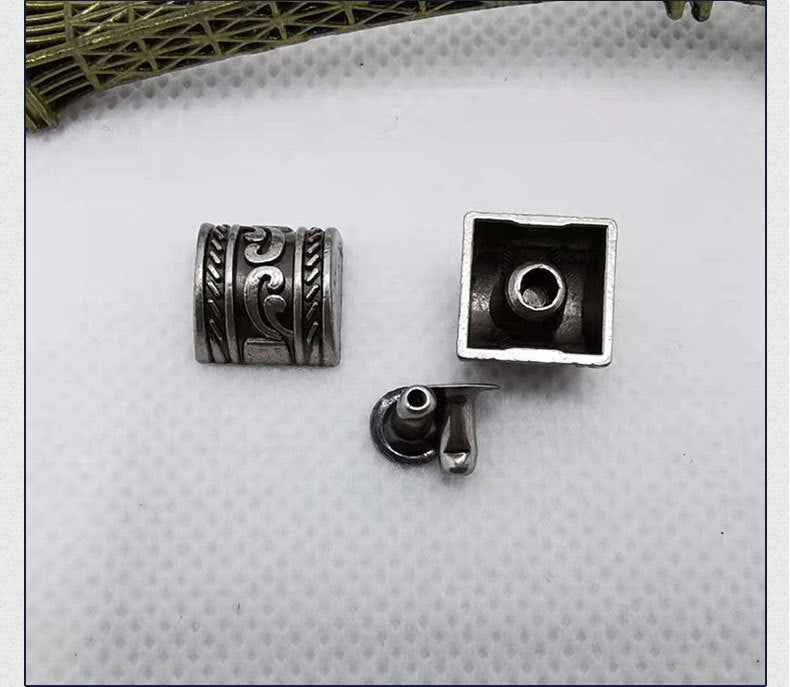 Zierniet mit Kreuzblumen-Ring, silberfarbener Kopf und Unterseite mit Schrauböffnung