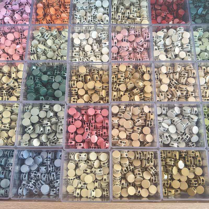 Kordelstopper-Set mit 2 Löchern, Metall-Federzylinder in vielen Farben, sortiert in Fächern