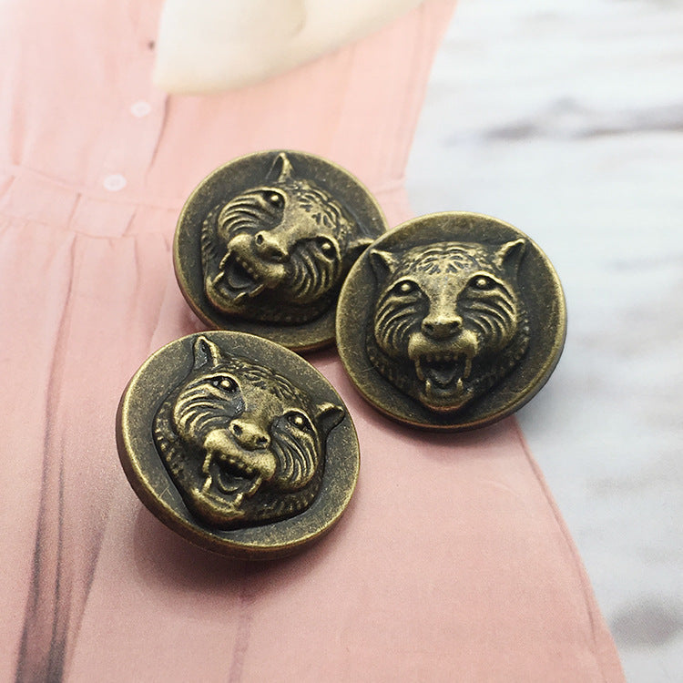 Bronze runde Metallknöpfe mit Tigerkopf-Motiv, mehrere Stücke sichtbar, 25mm