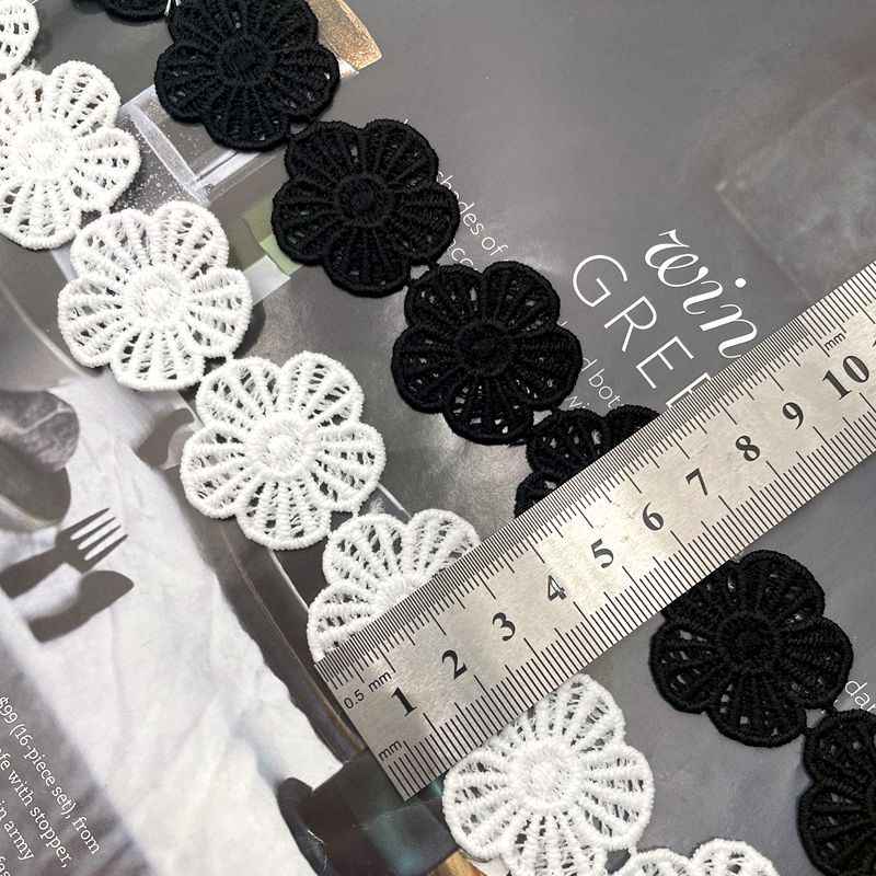 Black and white floral lace trim, 2.5–3.7cm width, round embroidered appliqués