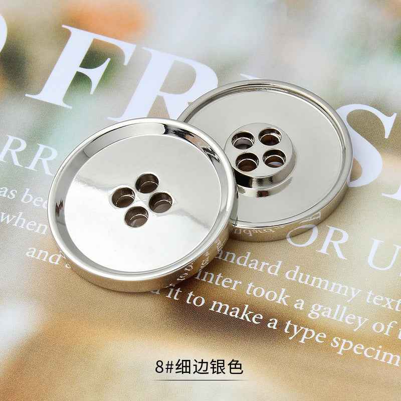 银色圆形四孔金属纽扣，抛光金属表面，缝制用