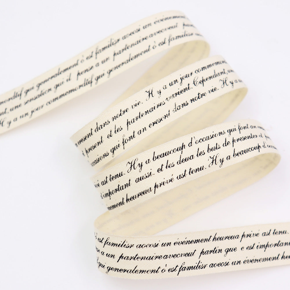 Cremefarbenes Band mit dunkelbraunen Textzeilen/Notenprint, gerollte Streifen (7er Set)