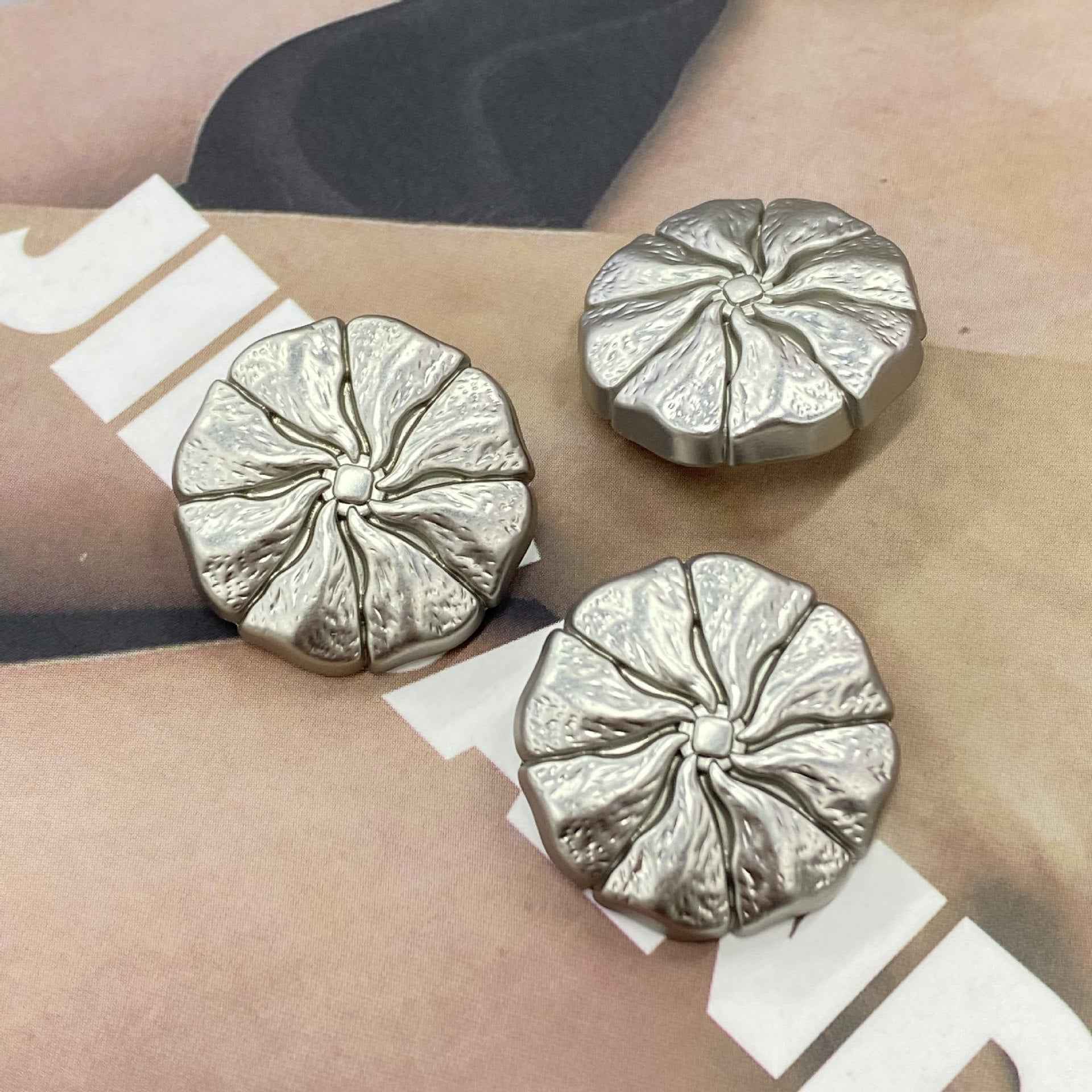 15–23 mm floral metal shank buttons, white nickel/silver finish, textured flower relief