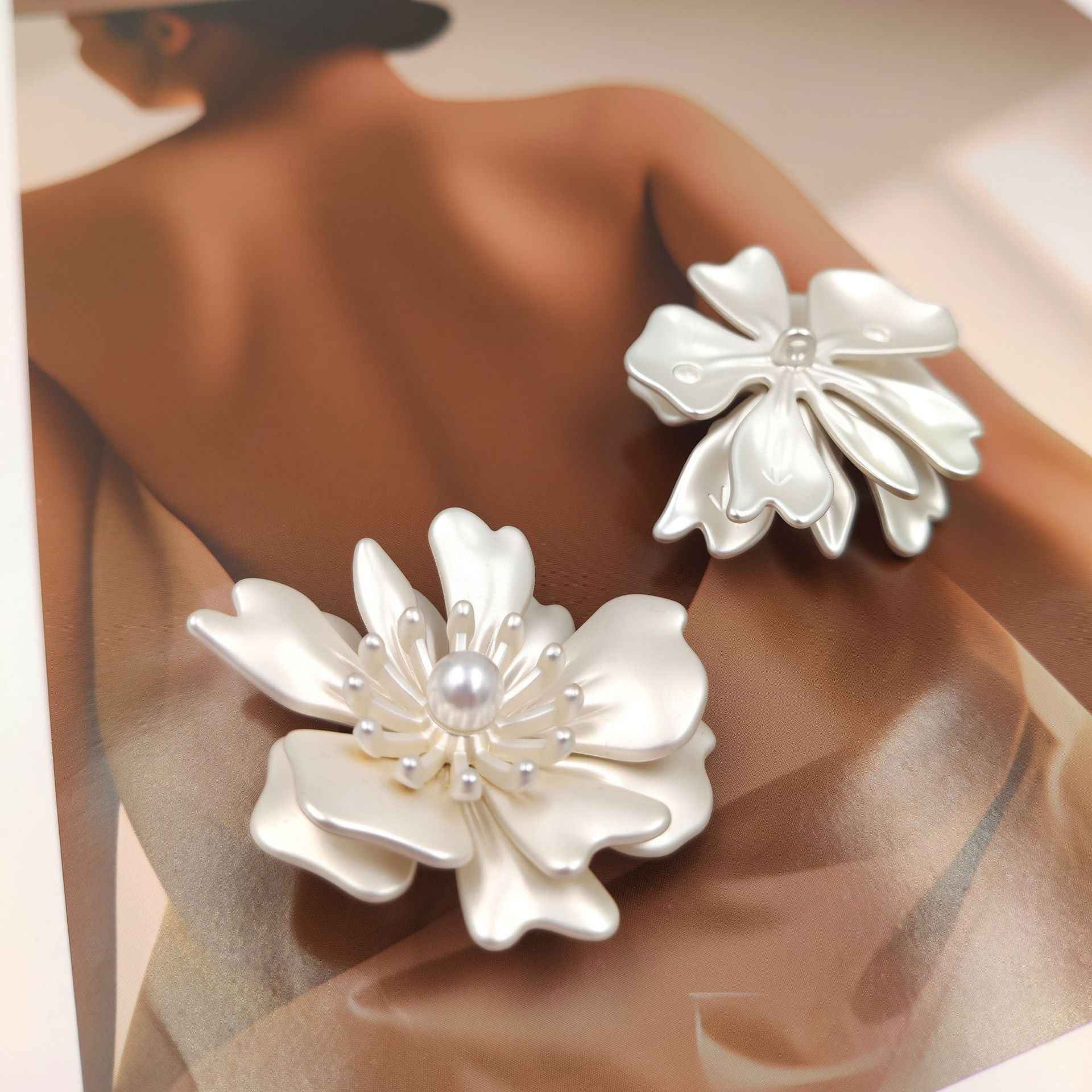 Camellia pearl button, silver look petals with pearl center, 44mm