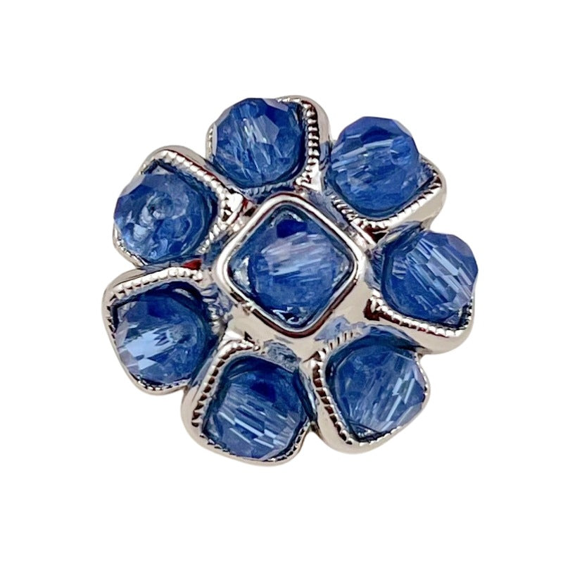 Blumenförmiger Metallknopf mit Perlen, blaue Steine und silberfarbenem Rand
