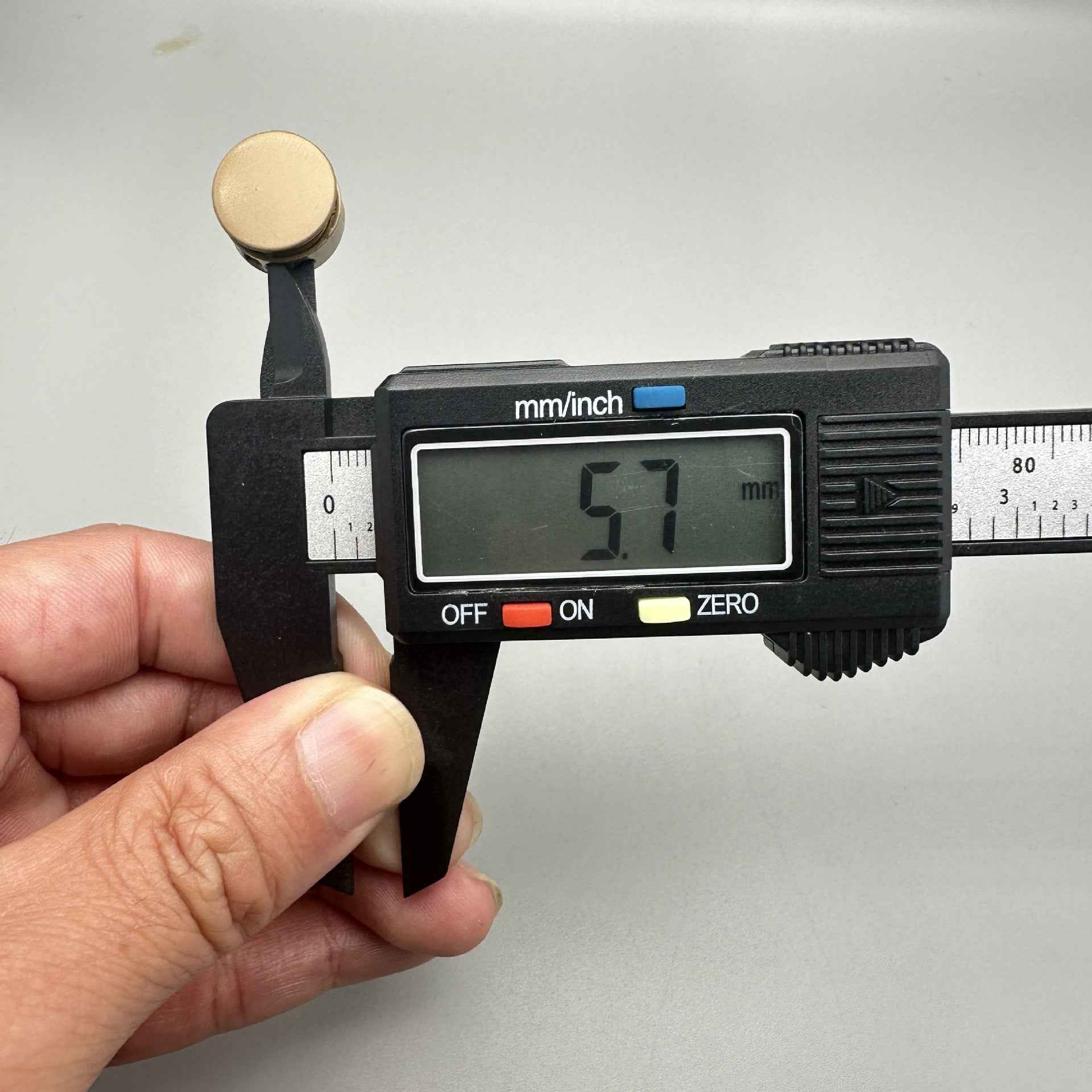 Runder Metall-Kordelstopper mit 2 Löchern, Federgehäuse, digitale Messung zeigt 5,1mm