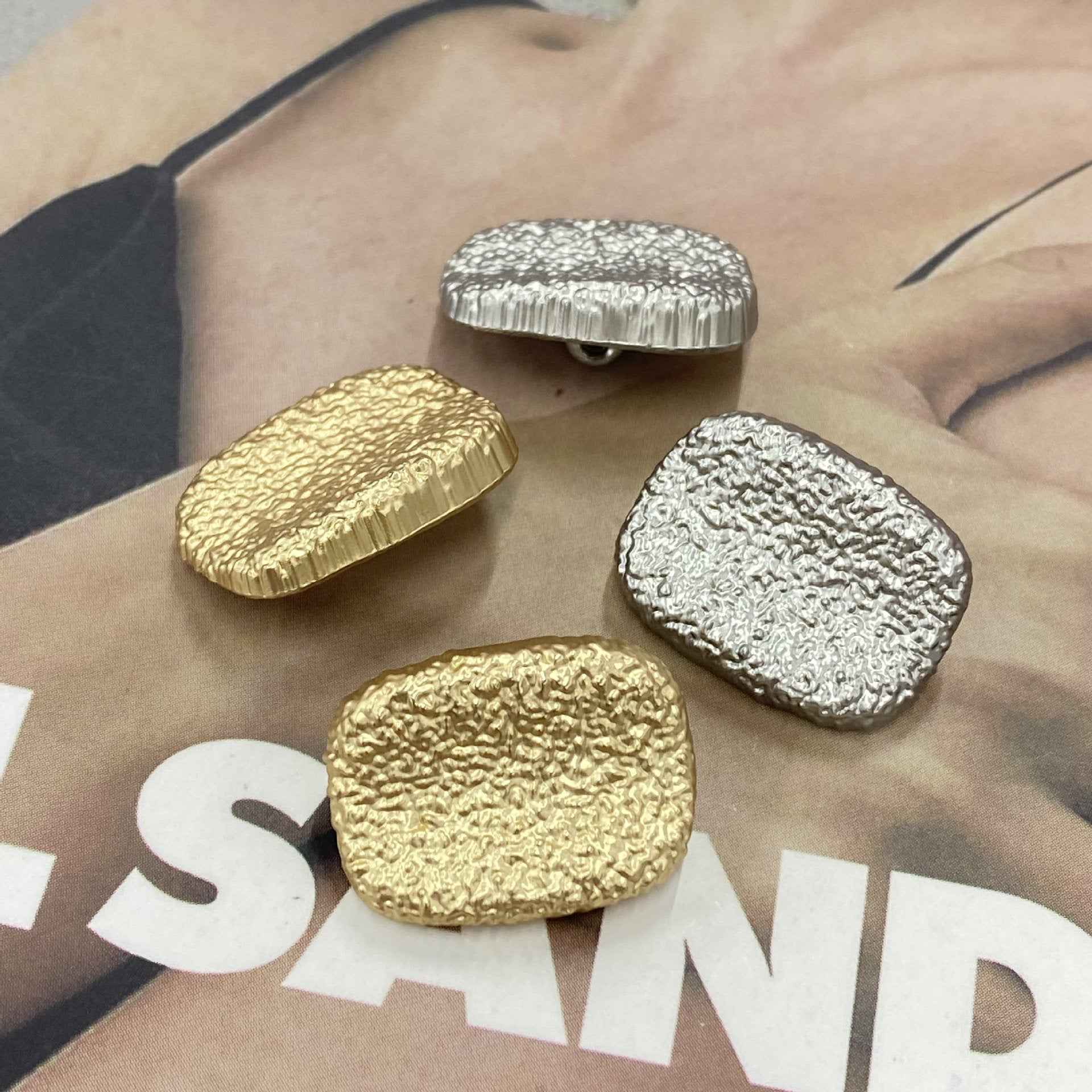Metallknöpfe mit Stiel, gold- und silberfarben, rechteckig mit plissierter Prägung