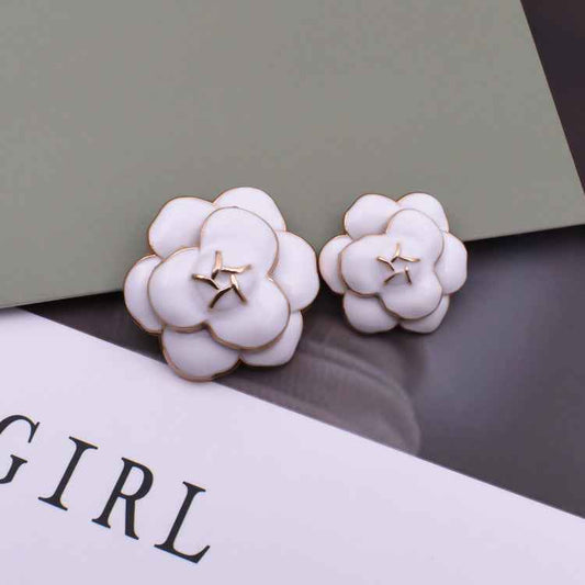 18/23mm Camellia metal shank buttons, white, star center, 10pcs