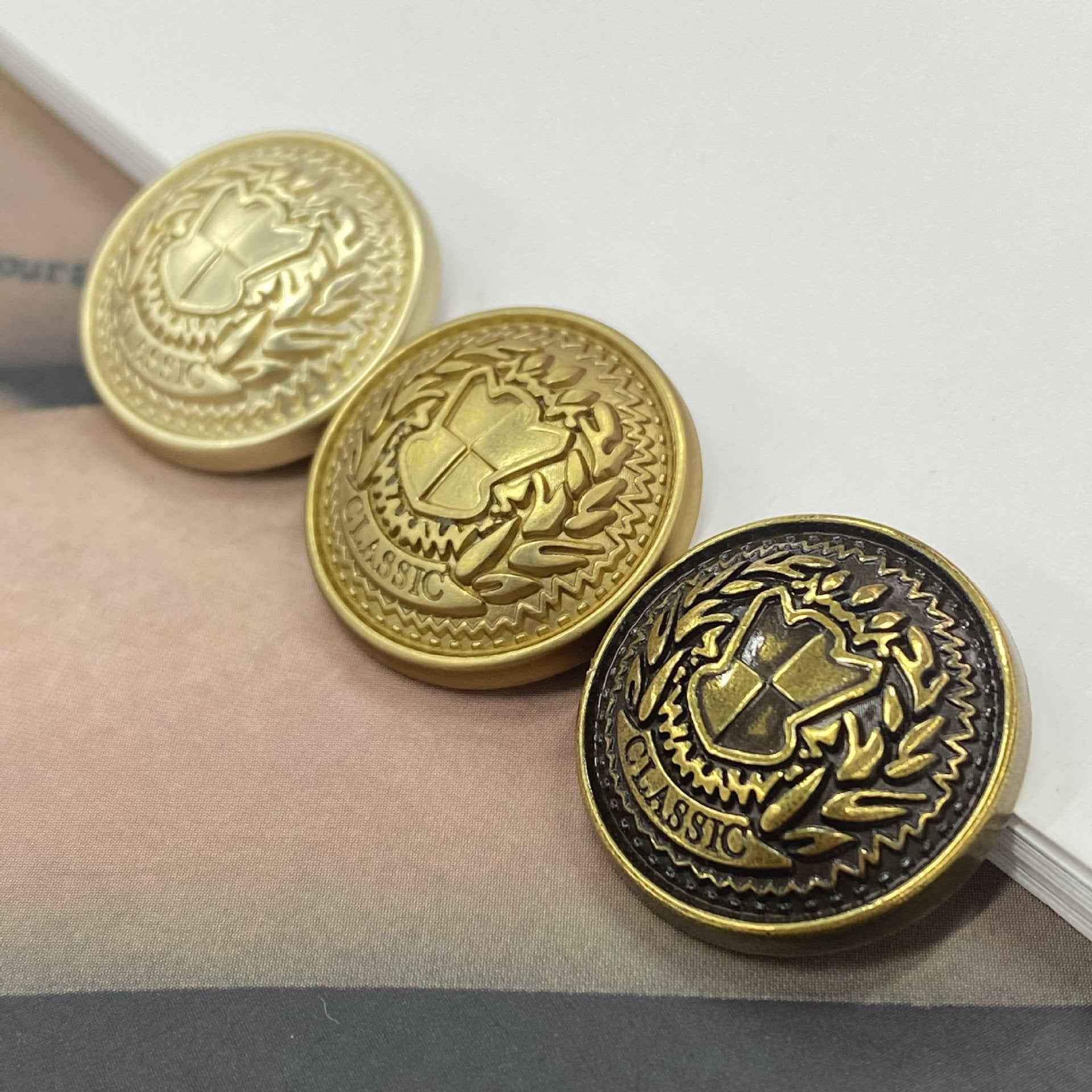 Schaftknöpfe 15–23 mm mit Peace-Schild, rund, antikgold und gold, Metallknöpfe