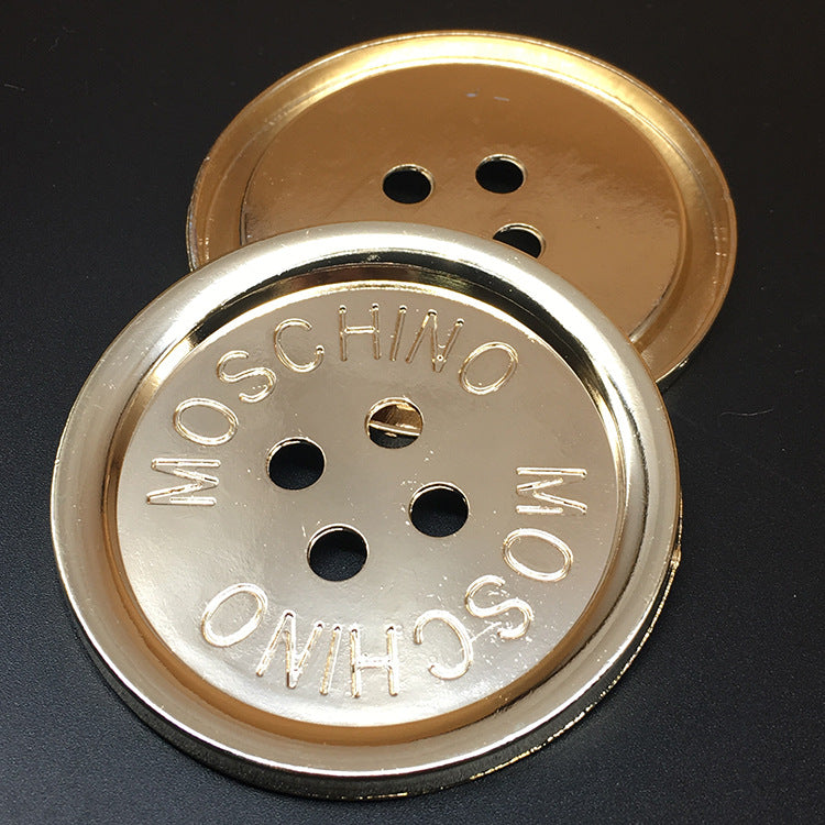 Vorderseite goldfarbener 70-mm Metallknopf, dünner Rand, vier Löcher