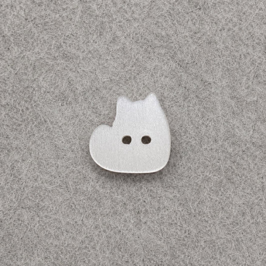 Mouse-shaped resin button in solid white, two-hole design
