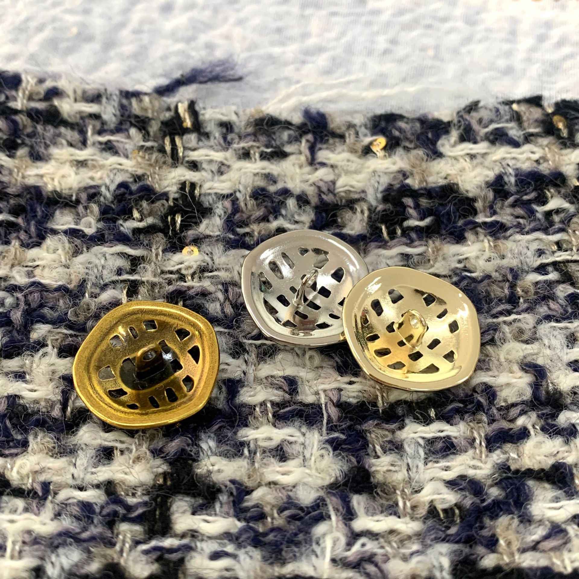 Set aus Gold-, Silber- und Bronze-Farben: runde Zierknöpfe mit hohlem Mesh