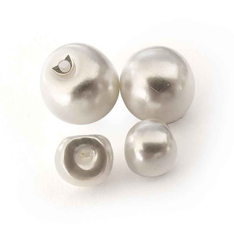 Weiße Kunststoff-Perlmuttknöpfe, Vorder- und Rückansicht, verdeckte Öse, 8–18 mm