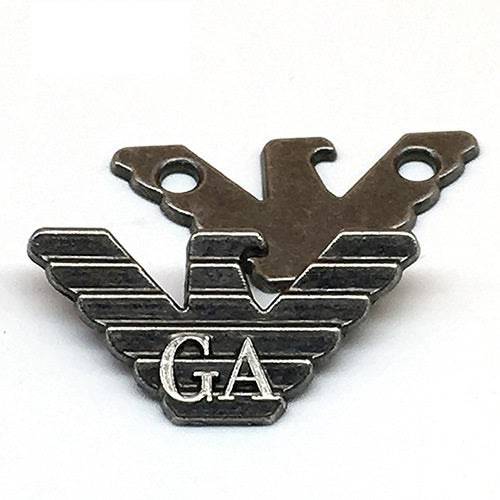 Metall-Pant-Tag Adlermotiv, Gunmetal, mit „GA“-Emblem und zwei Löchern