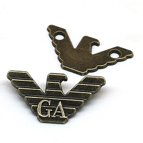 Metall-Pant-Tag Adlermotiv, Gunmetal Bronze, „GA“-Emblem, mit Lochbefestigung