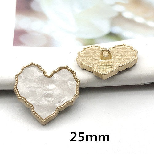 25mm herzförmiger Knopf, weißer Perlmutt-Look, goldfarbener Rand, Stegöse