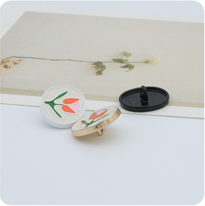 Metallknopf Tulpen-Öltropfen-Motiv, weißer Knopf und dunkler Knopf mit schwarzem Rand