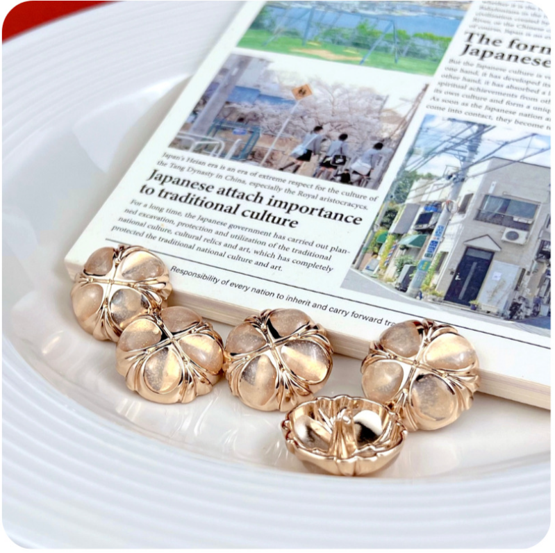 18/23-mm Jelly-Kleeblatt-Metallknöpfe, Khaki/Beige, mehrere Stück