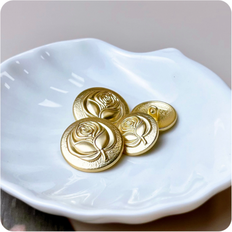 Metallknöpfe mit Rosendekor, goldfarben, geprägt, mit Schaft, 18/23 mm