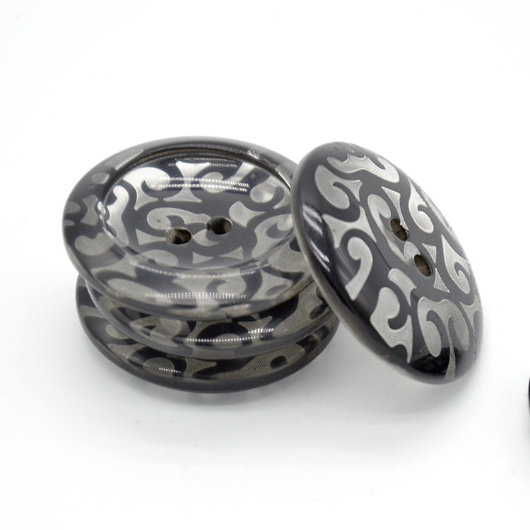 Paar 38mm runde transparente Resin-2-Lochknöpfe mit schwarzem Graumuster.