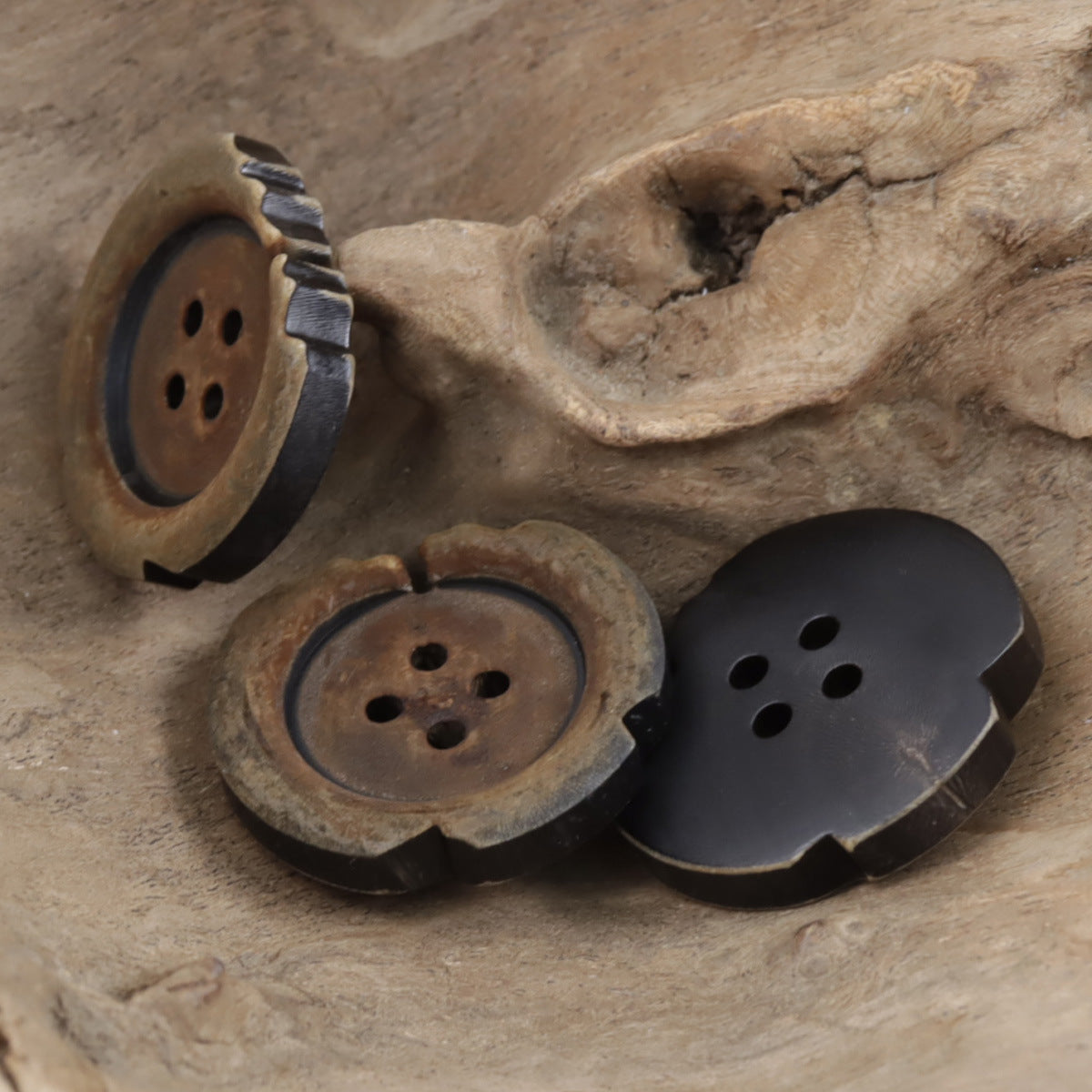 10-pack horn buttons, dark tones, scalloped edges, 4-hole fronts, assorted