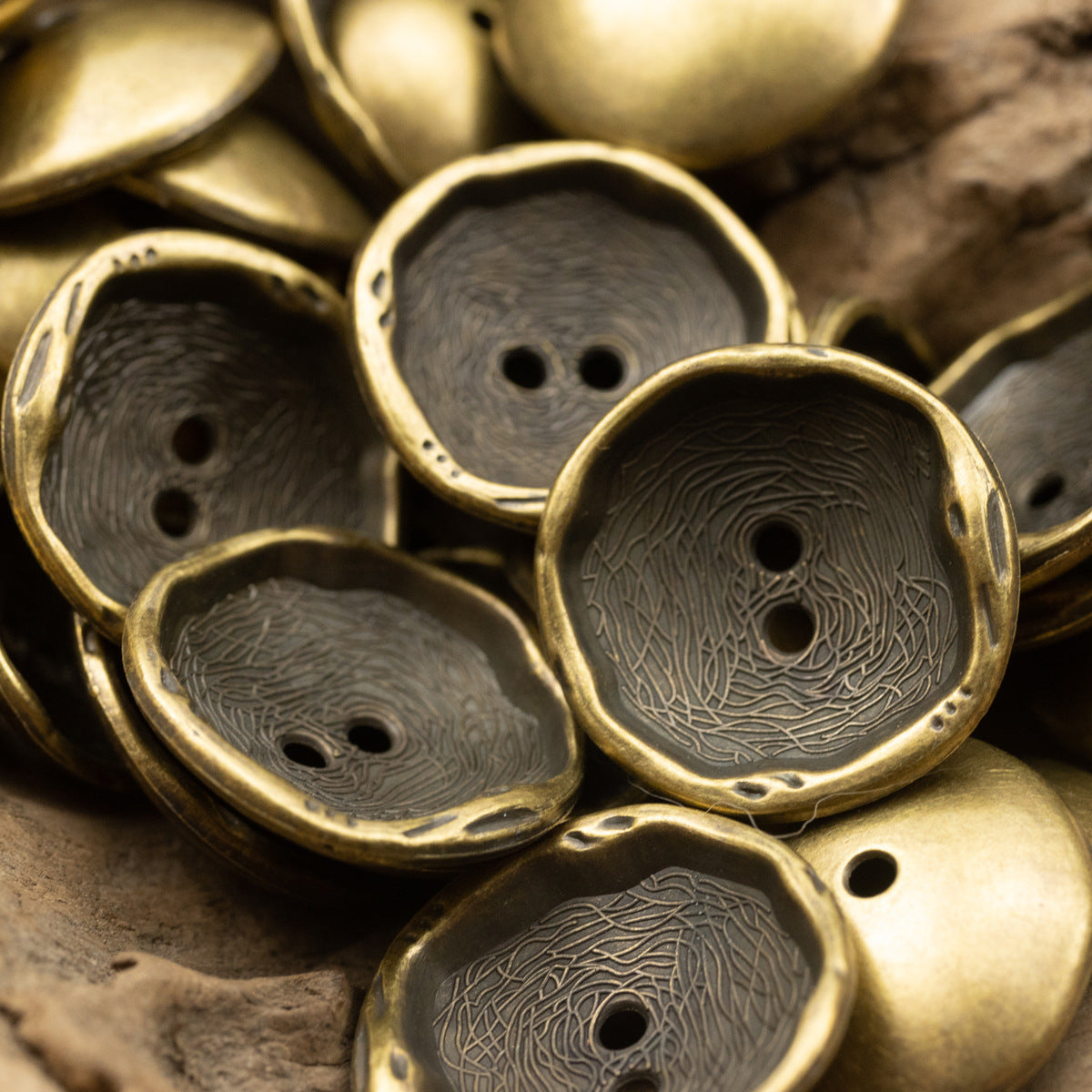 Irreguläre Metallknöpfe, Zinklegierung, 2-Loch, Bronze- und Schwarzfarben mit Prägung