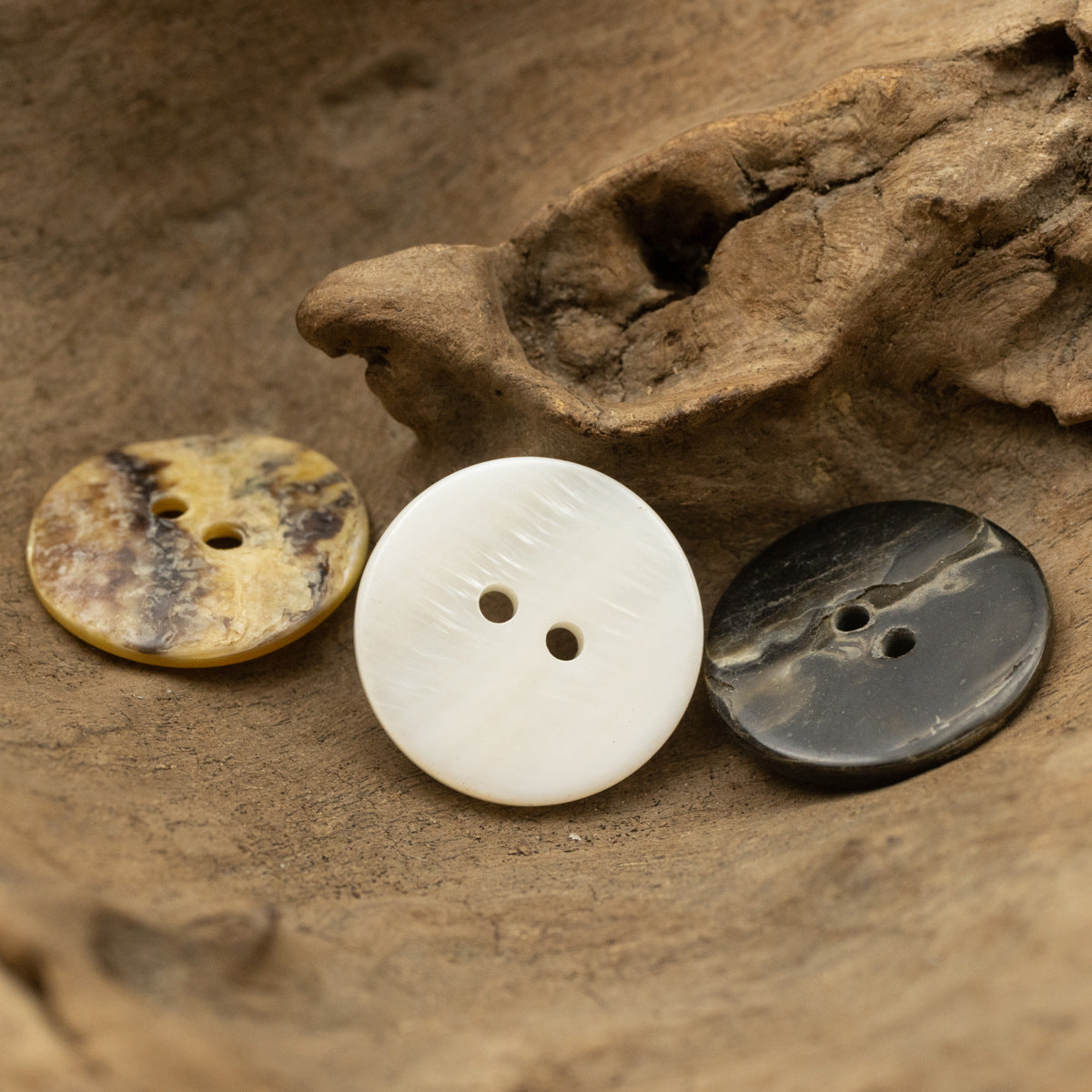 2-hole flat shell buttons, white and dark gray with mottled beige accents, round