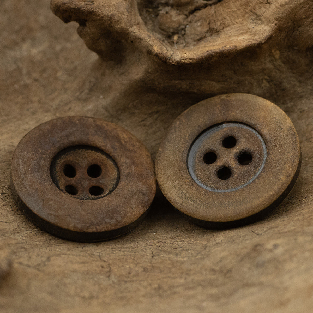 Real horn buttons pack, two 4-hole fronts with dark backs and shank detail