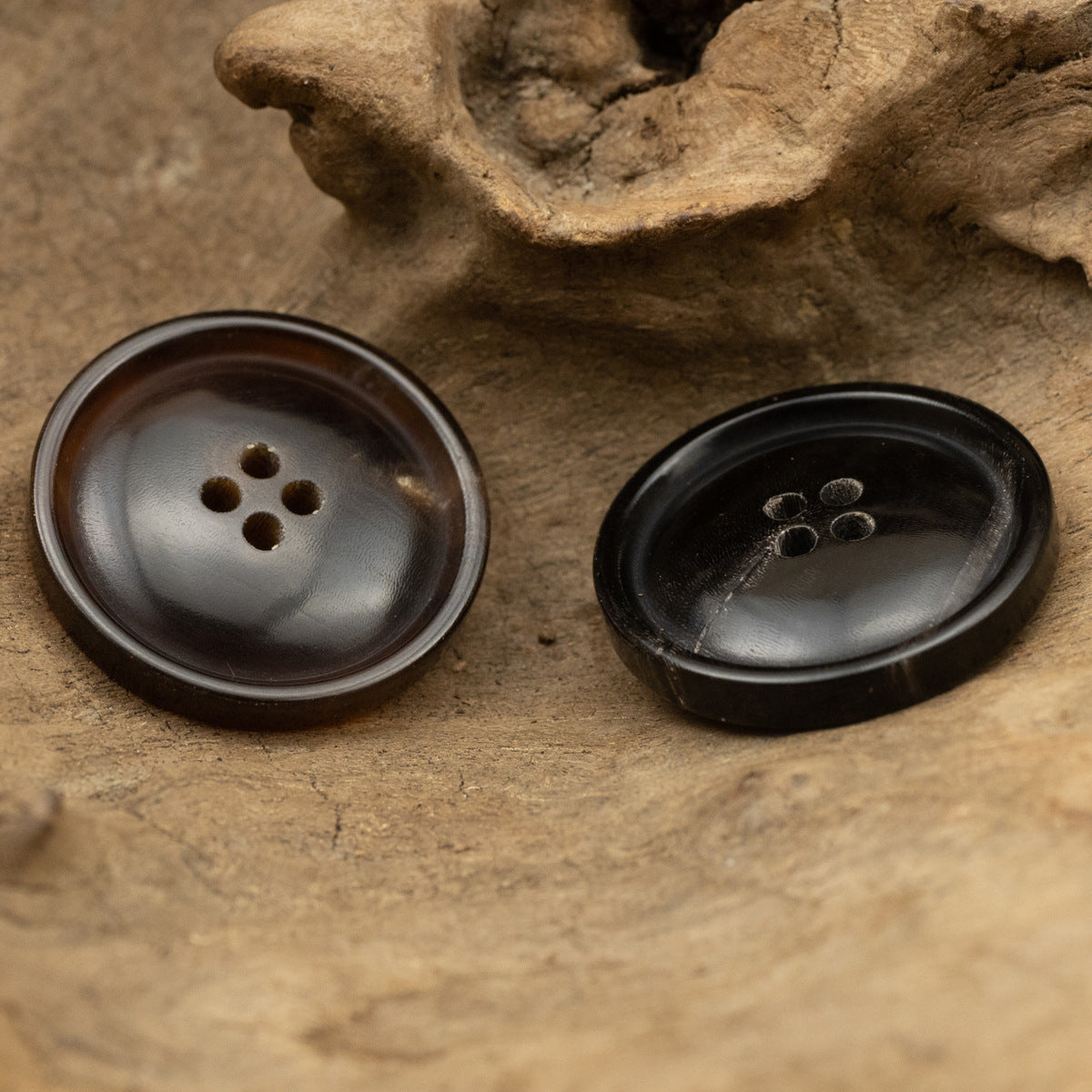 Natural horn round buttons, paired coffee and black, four round holes