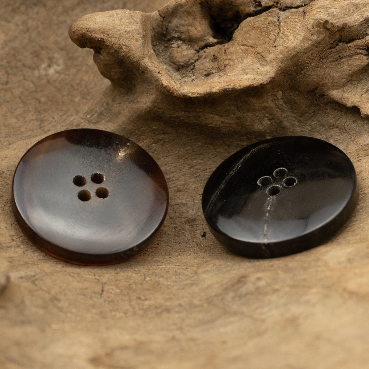 Natural horn round buttons set, coffee and black colors, 4-hole design