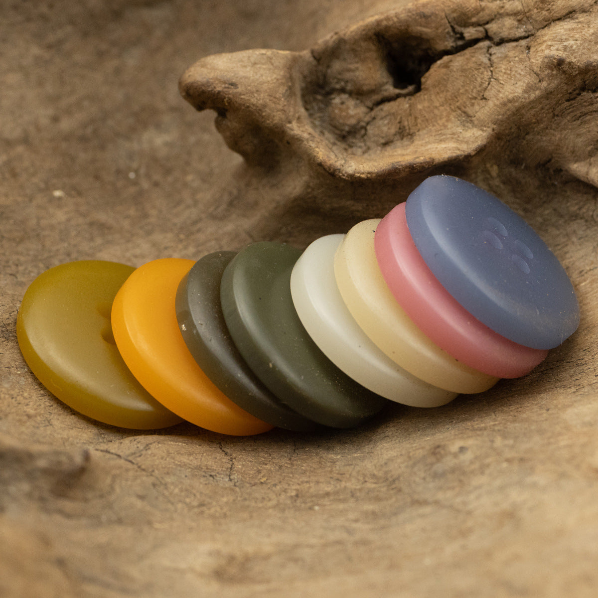 Pastell Resin-Flachknöpfe, Farbmix auf Stein: Gelb, Orange, Olivgrün, Creme, Pink, Blau