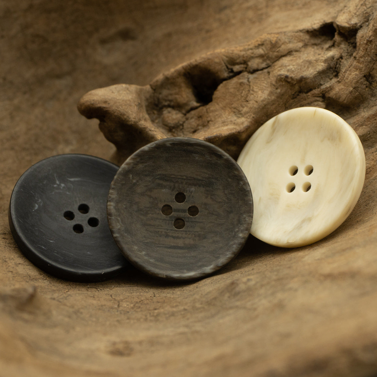 Four-hole imitation wood-grain resin buttons in coffee, black, and milk white