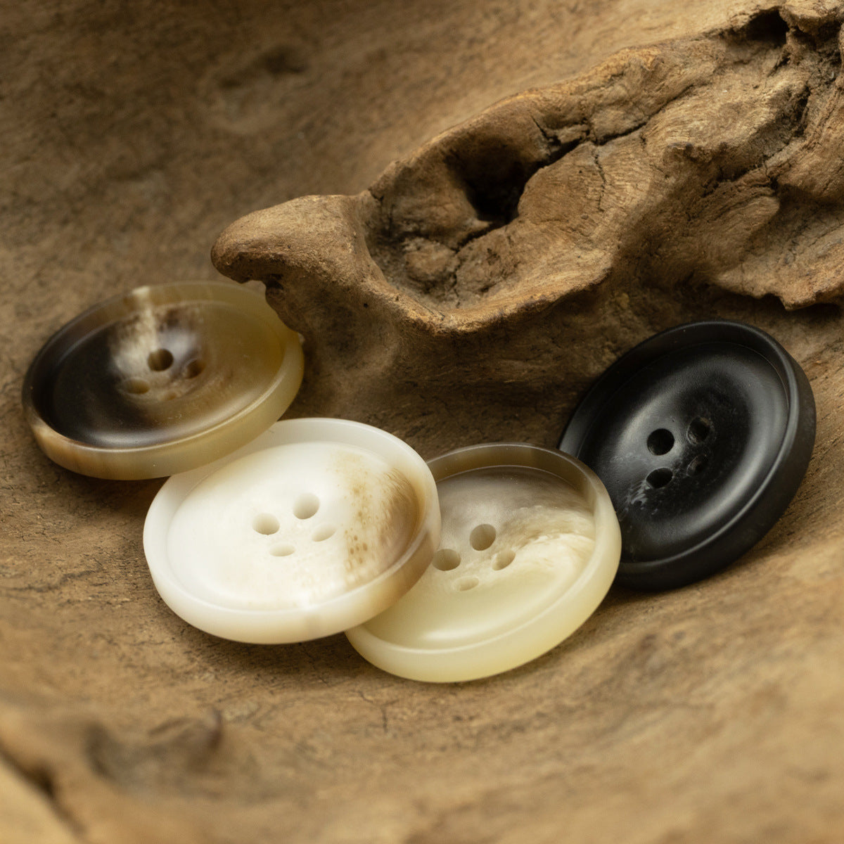 Runde Resin-Knöpfe wie Horn in Beige/Weiß und Schwarz, 4 Löcher