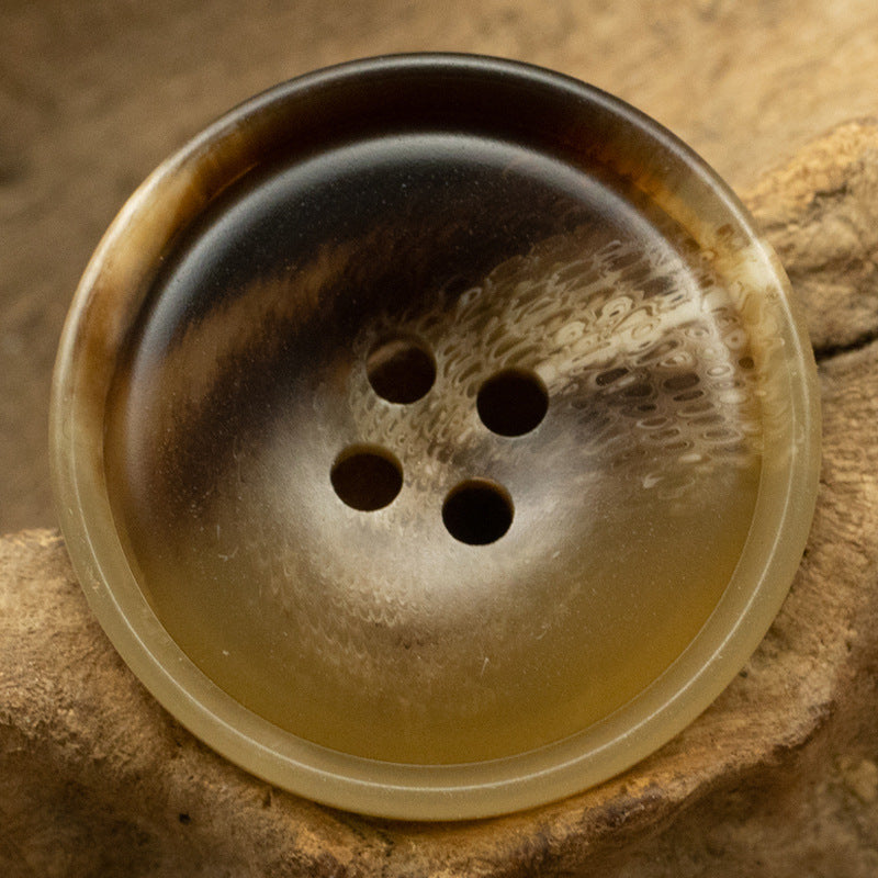 Brauner Resin-Knopf wie Horn, rund, 4 Löcher