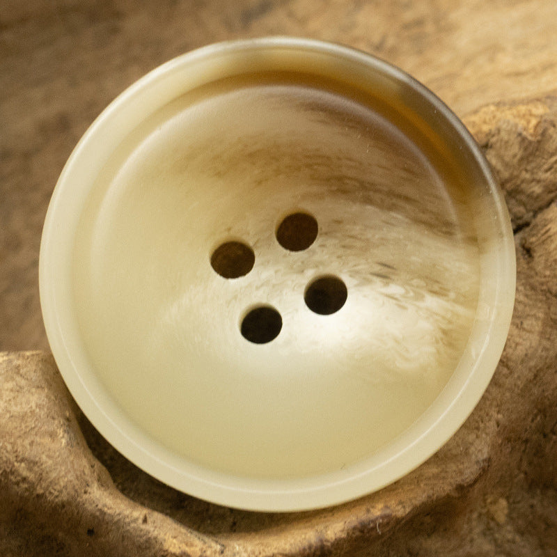 Beiger Resin-Knopf wie Horn, rund, 4 Löcher