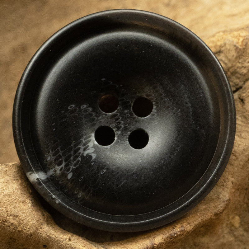 Schwarzer Resin-Knopf wie Horn, rund, 4 Löcher
