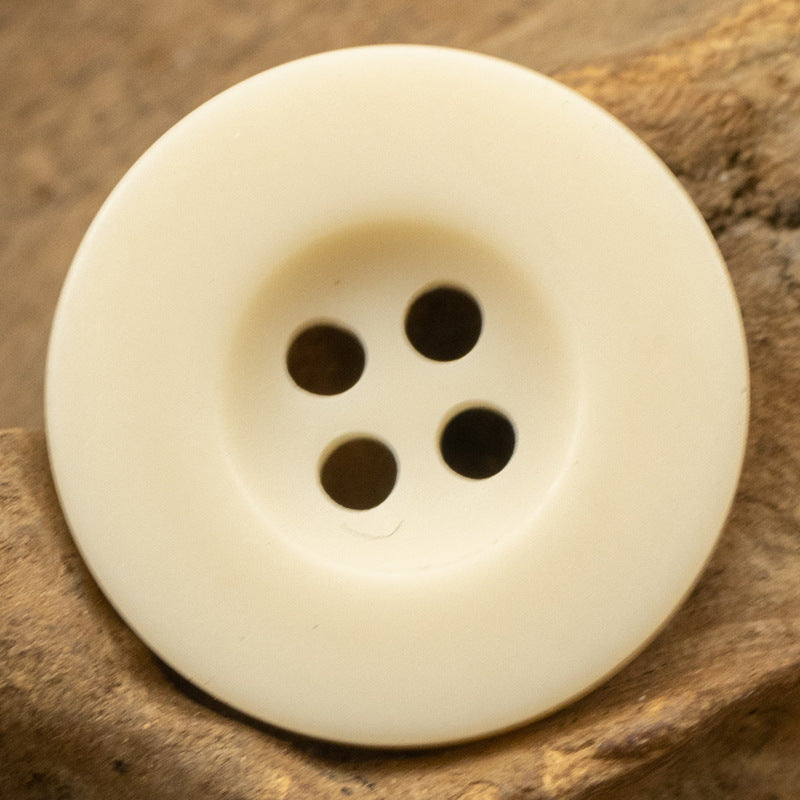 Vintage Jackenknopf aus Harz, 4 Löcher, Milk White