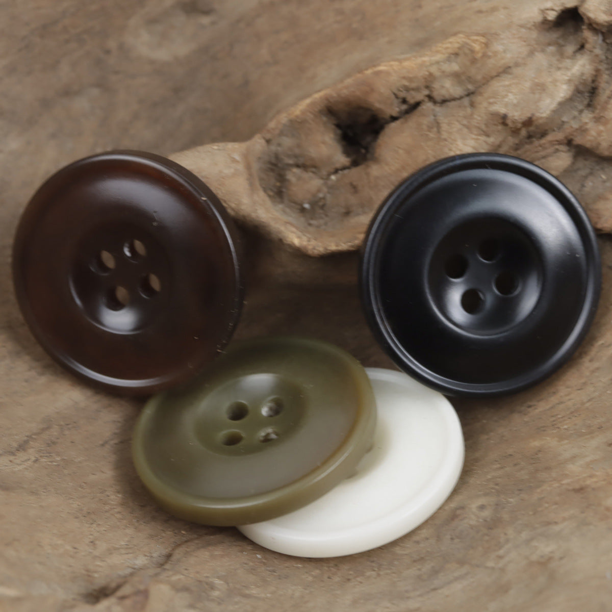 Runde 4-Loch-Resin-Knöpfe in braun, olivgrün, schwarz und weiß (5er-Set)