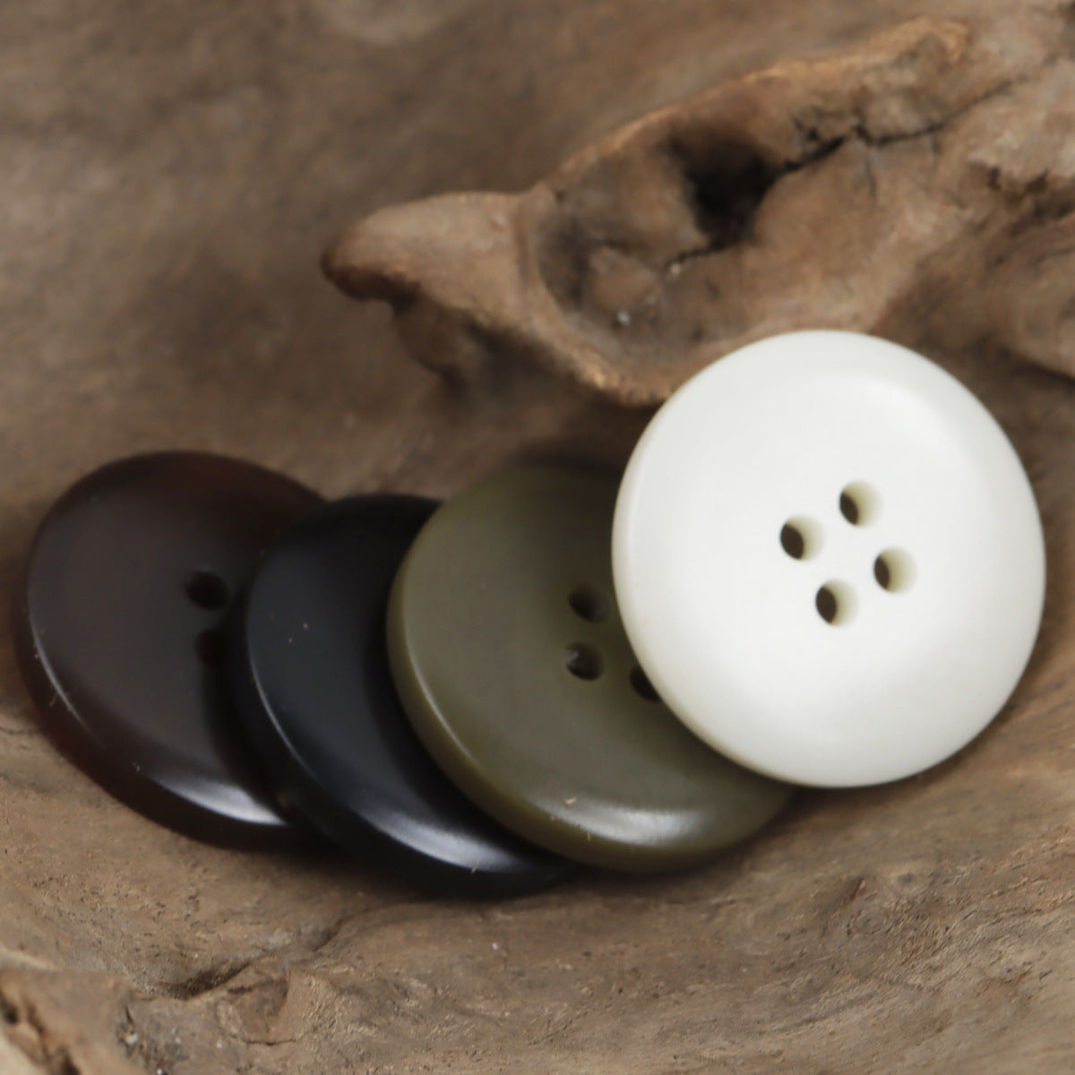 Runde 4-Loch-Resin-Knöpfe, weiß und dunkle braun/taupe Farben