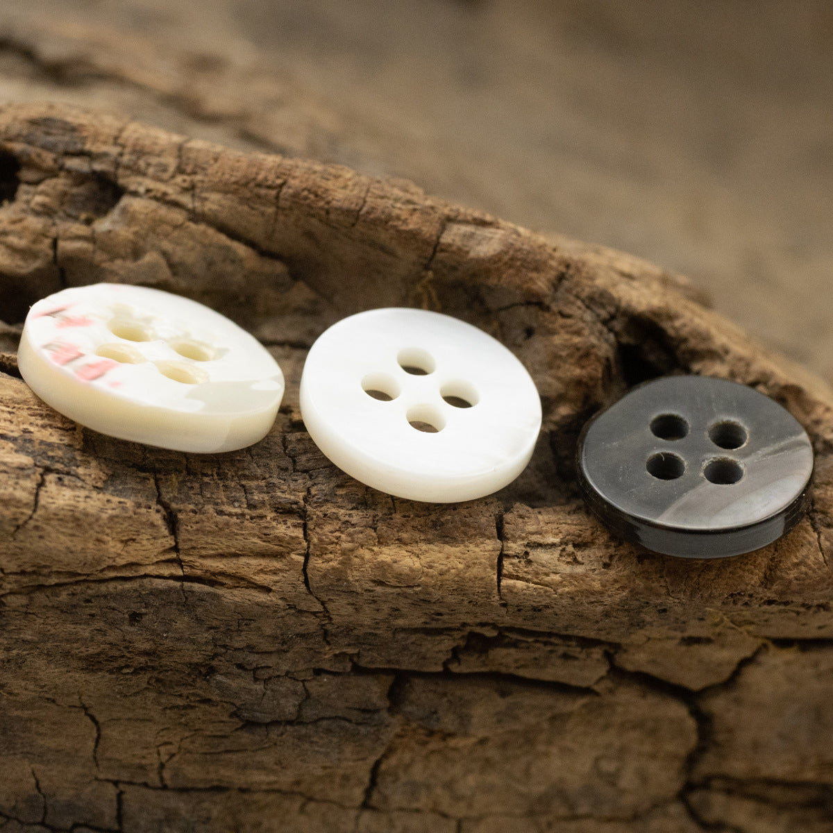 Schalenknöpfe 11,5 mm: off-white und dunkel, breiter Rand, 4 Löcher