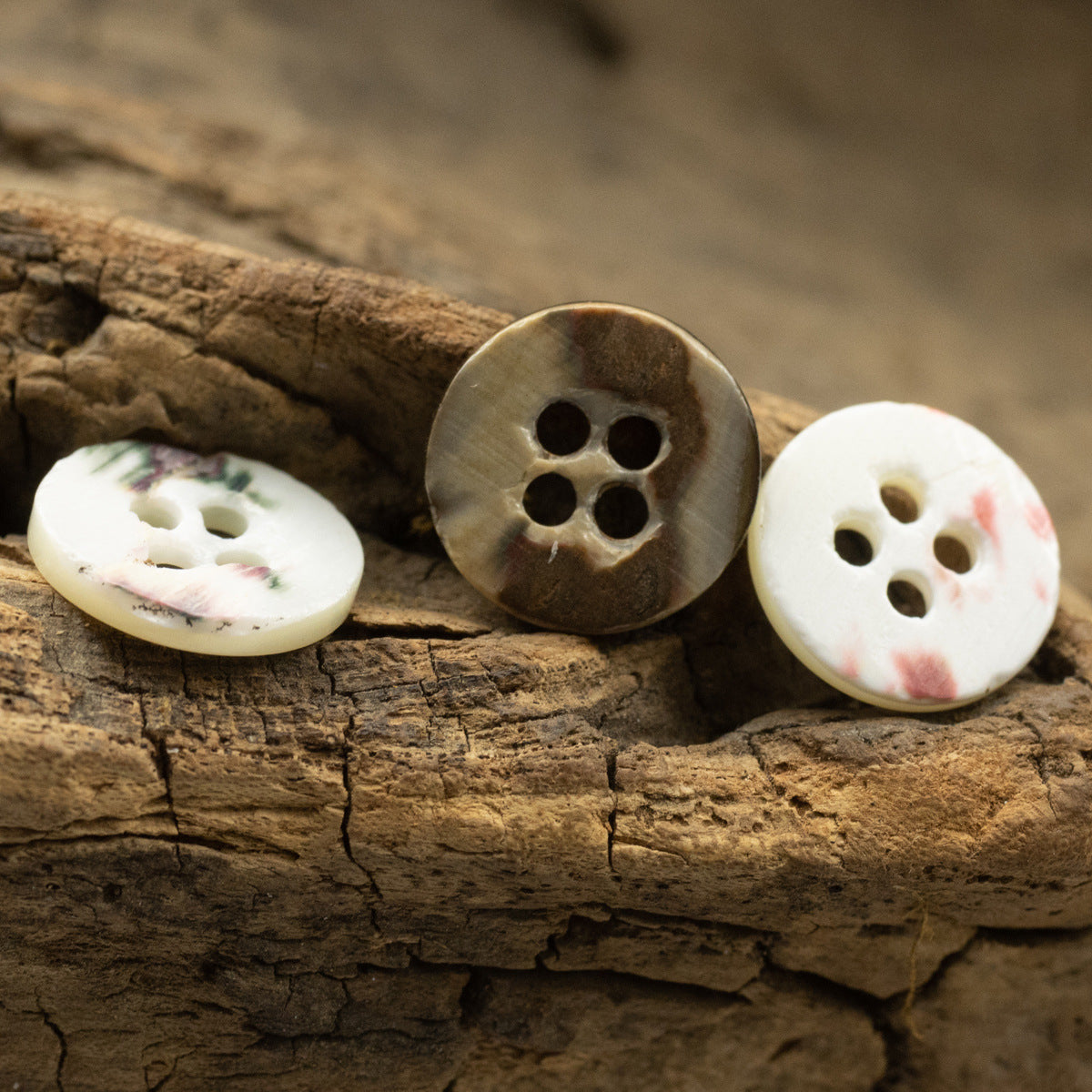 Beige natural shell buttons, four-hole, floral ink-blend detail, 5pcs