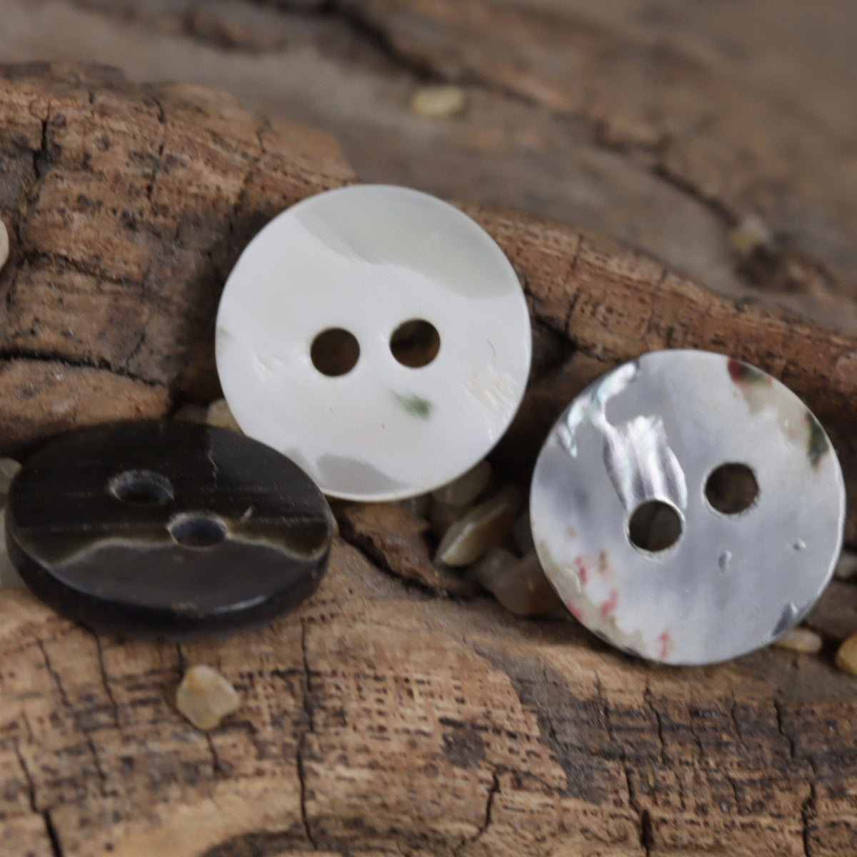 Natural mother-of-pearl buttons, white and dark buttons, round, 2-hole designs