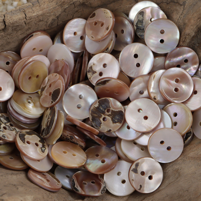 Gemischte runde Muschelknöpfe in Naturfarben, teils marmoriert, jeweils zwei Löcher