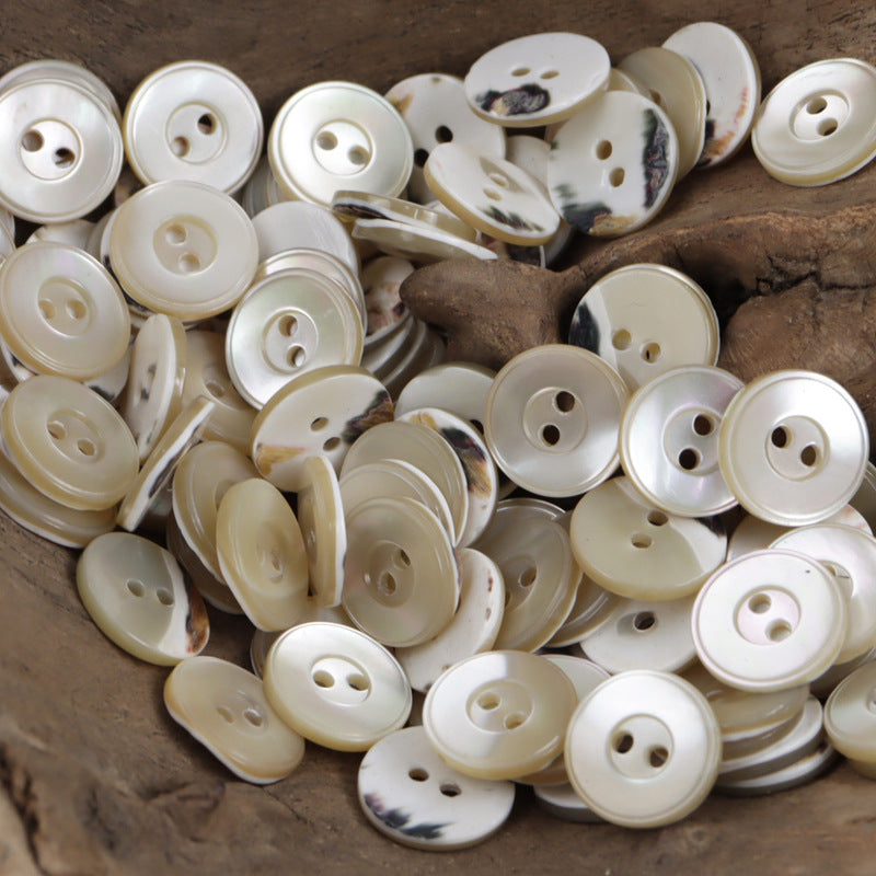 Beige bis hellbraune Shell-Knöpfe, zwei Löcher, teils gemustert, für Hemdkragen