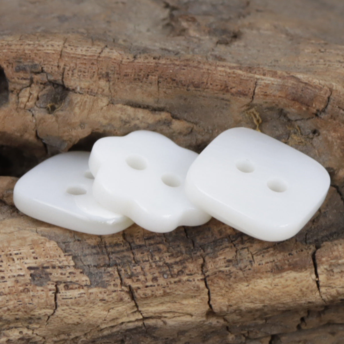 Flower-shaped 2-hole pearl shell button, white, two holes on each piece