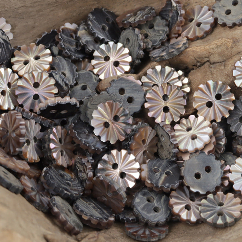 Knopf-Set aus natürlicher Muschelschale mit radialem Blumen/Sternmotiv, 2 Löcher, hell