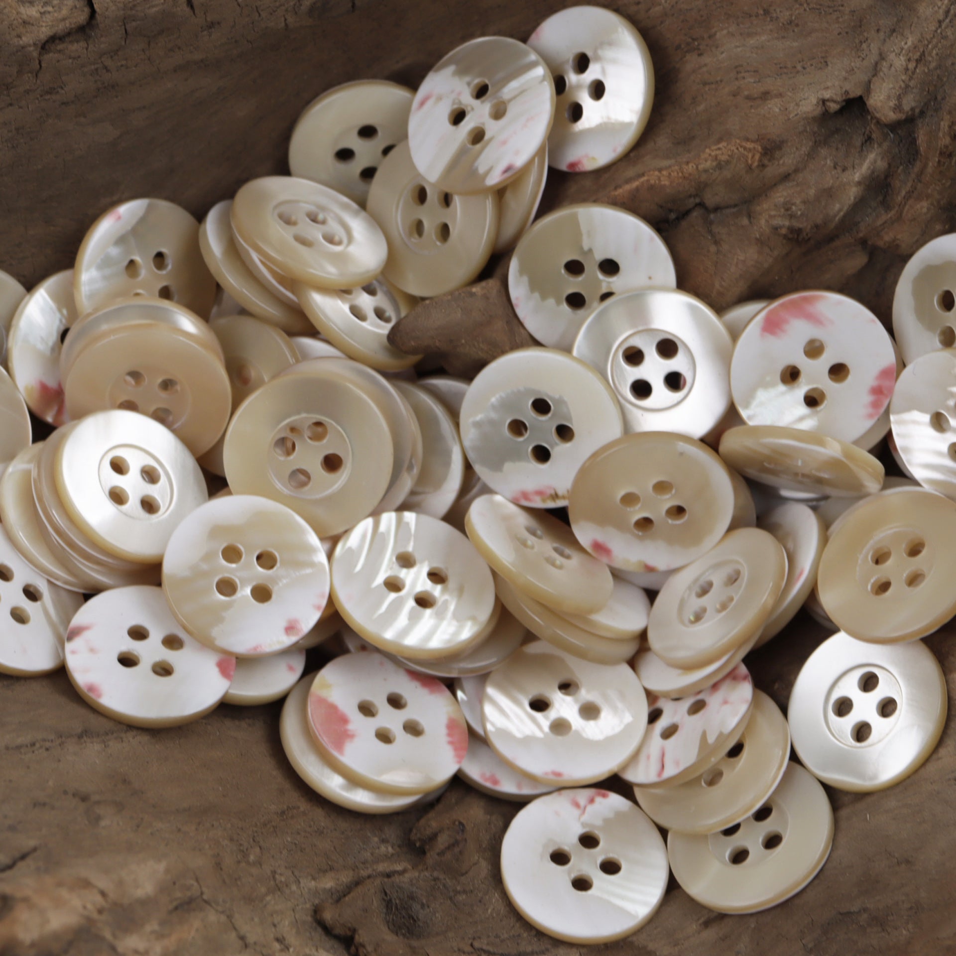 Mixed beige shell buttons, 4-hole flower-base style, marbled finish