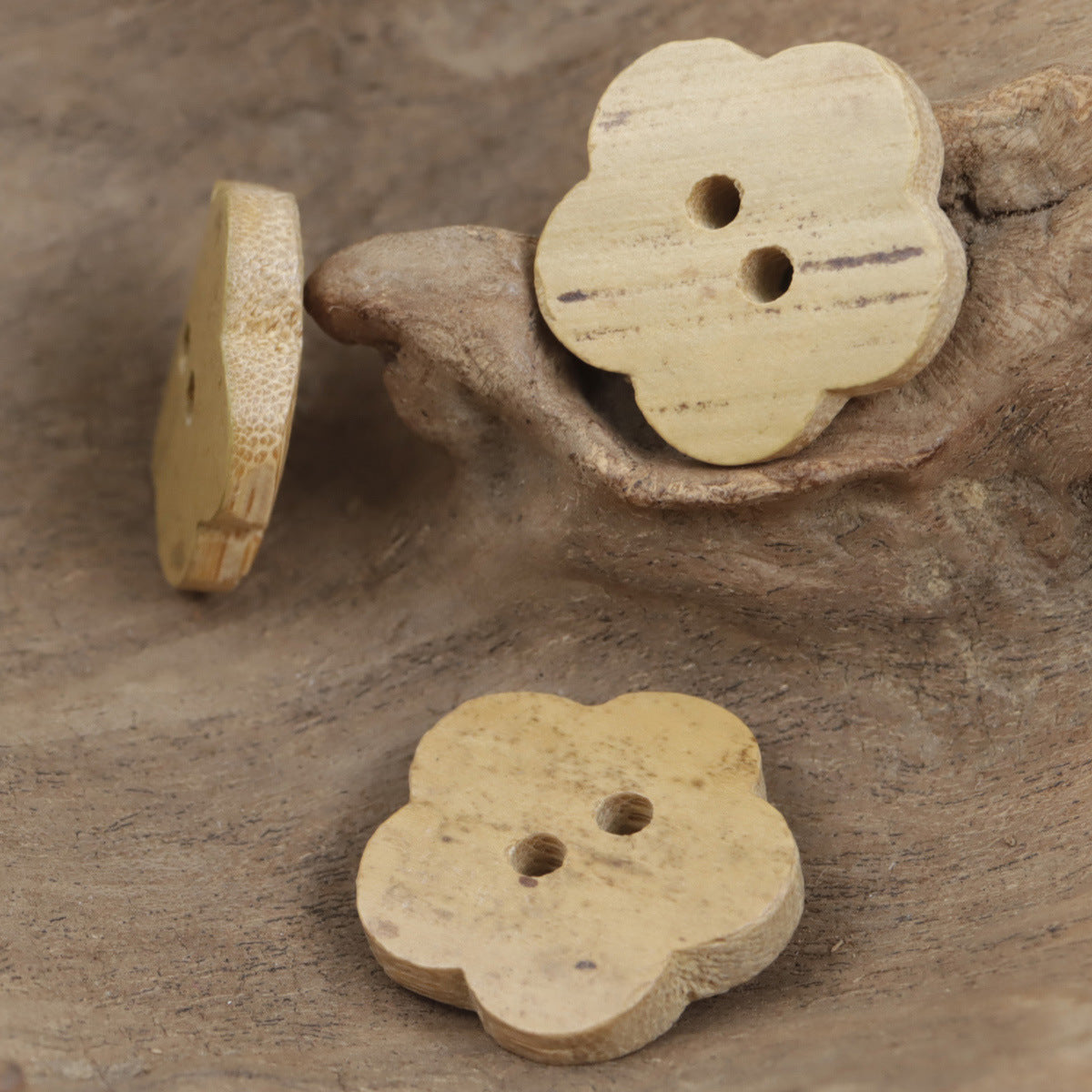 Flower bamboo button set: front and side views, light natural wood, two holes